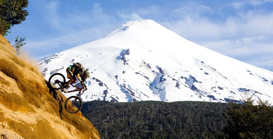Mountain bike con vista al volcán Villarrica