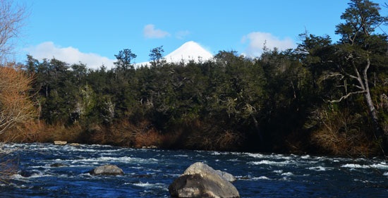 Río con vista al volcán Villarrica